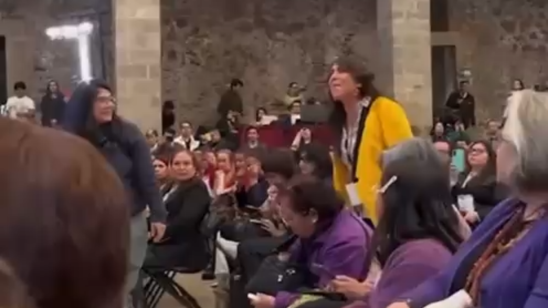 Activista interrumpe foro señalando falta de justicia por autoridades en la CDMX. Activista interrumpe foro señalando falta de justicia por autoridades en la CDMX.