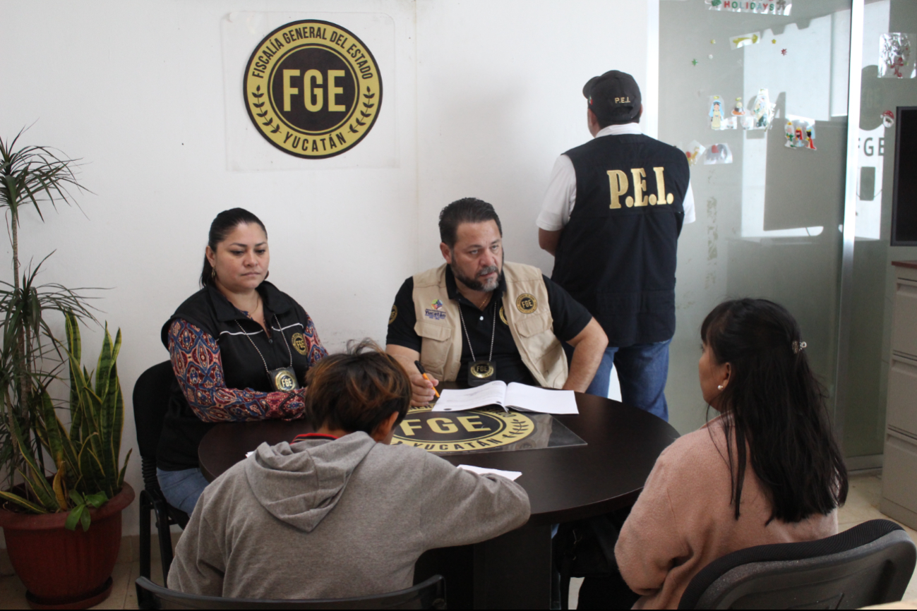 El menor acudió a la FGE en compañía de su madre El menor acudió a la FGE en compañía de su madre