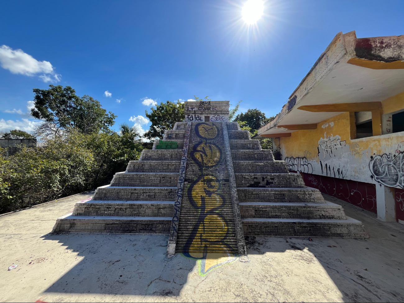 En el lugar se construyeron imitaciones de importantes estructuras mayas En el lugar se construyeron imitaciones de importantes estructuras mayas