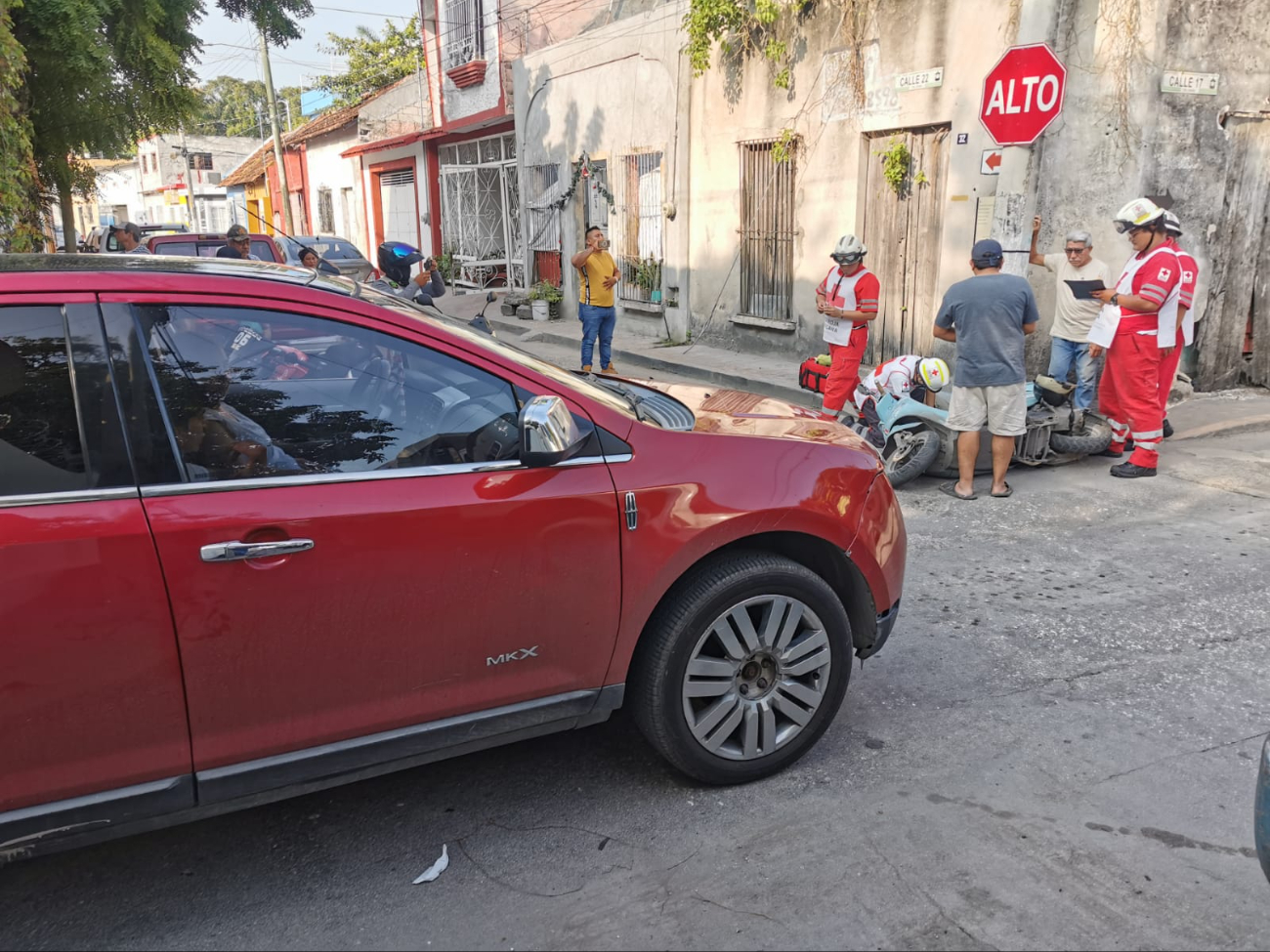 Hombre y su hijo de 12 años heridos en accidente de motocicleta en la colonia Guanal Hombre y su hijo de 12 años heridos en accidente de motocicleta en la colonia Guanal