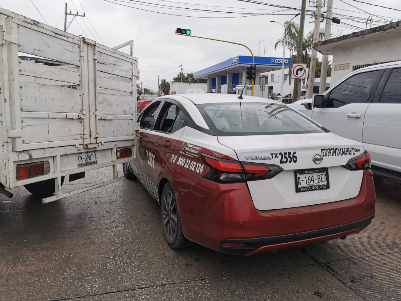 La camioneta Nissan NP300 golpeó al taxi, causándole daños lamineros y en la manija La camioneta Nissan NP300 golpeó al taxi, causándole daños lamineros y en la manija