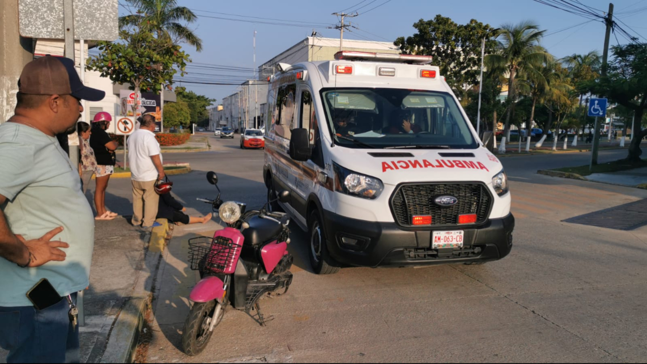 Personal paramédico de Protección Civil trasladó a una mujer al hospital tras un choque de motocicletas Personal paramédico de Protección Civil trasladó a una mujer al hospital tras un choque de motocicletas