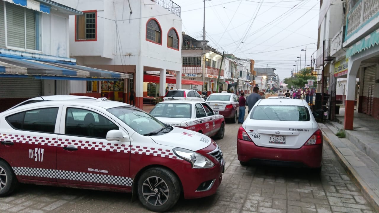 Taxistas bloquean calles del primer cuadro de la ciudad en protesta Taxistas bloquean calles del primer cuadro de la ciudad en protesta