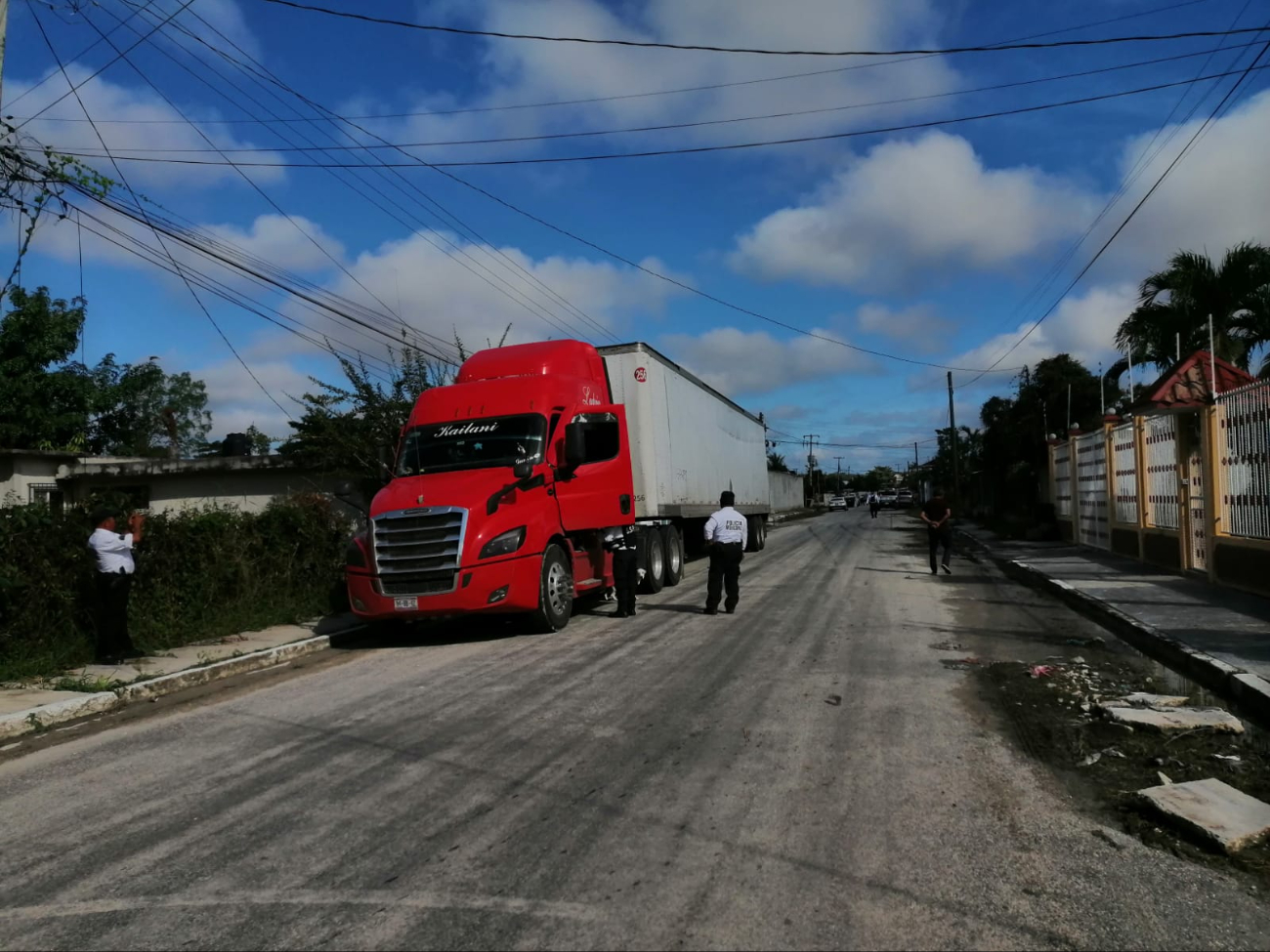 Tráiler deja sin energía a colonia Salsipuedes, Escárcega, tras enganchar cables de la CFE