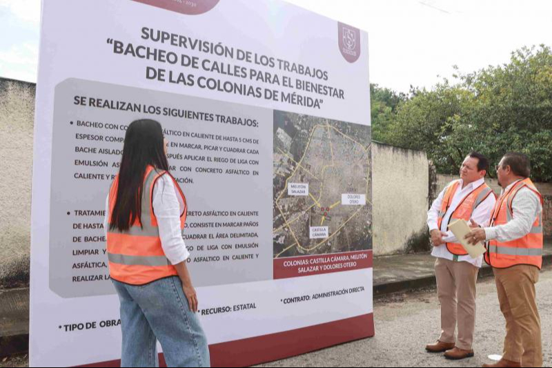 Joaquín Díaz Mena supervisa avances del programa Bacheo de calles para el Bienestar de Mérida 