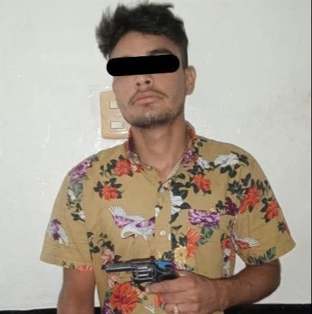 El sujeto será investigado por la posesión de un arma de fuego falsa El sujeto será investigado por la posesión de un arma de fuego falsa