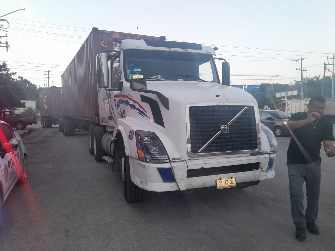 El tráiler no respetó el paso de preferencia y golpeó a la camioneta, que terminó estrellándose contra un árbol El tráiler no respetó el paso de preferencia y golpeó a la camioneta, que terminó estrellándose contra un árbol