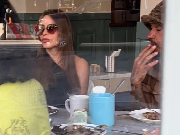 Estuvieron por dos hora en un restaurante Estuvieron por dos hora en un restaurante