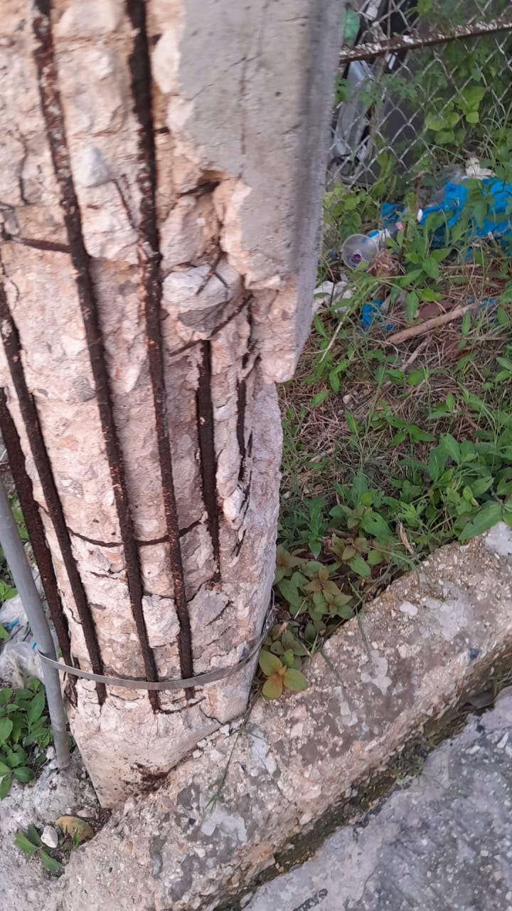  CFE y Telmex olvidan postes inservibles    en Campeche