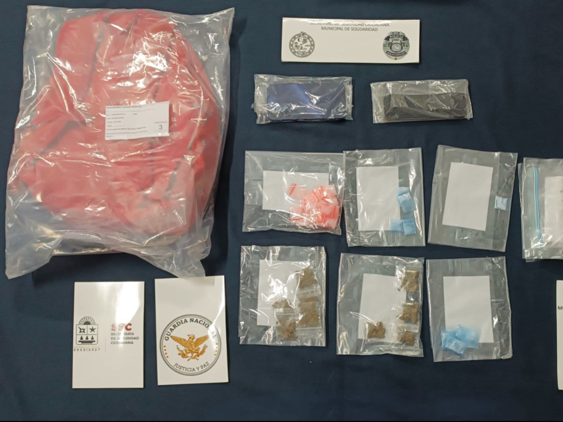 Los envoltorios contenían posibles marihuana, cristal y cocaína Los envoltorios contenían posibles marihuana, cristal y cocaína