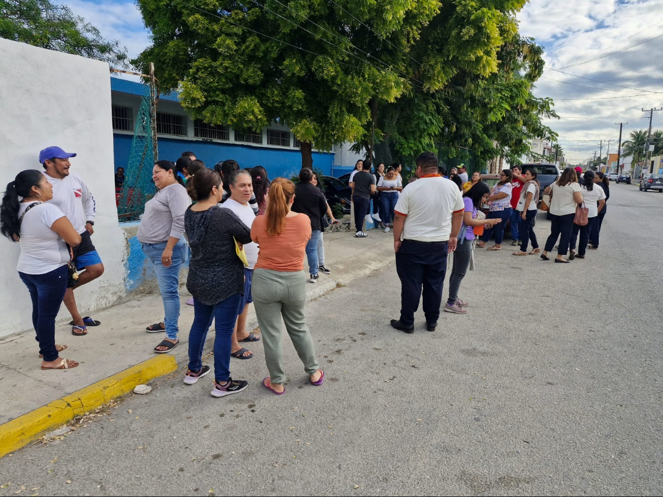 Padres de familia de la primaria Ismael García evitan el ingreso de la dirigente del plantel Padres de familia de la primaria Ismael García evitan el ingreso de la dirigente del plantel