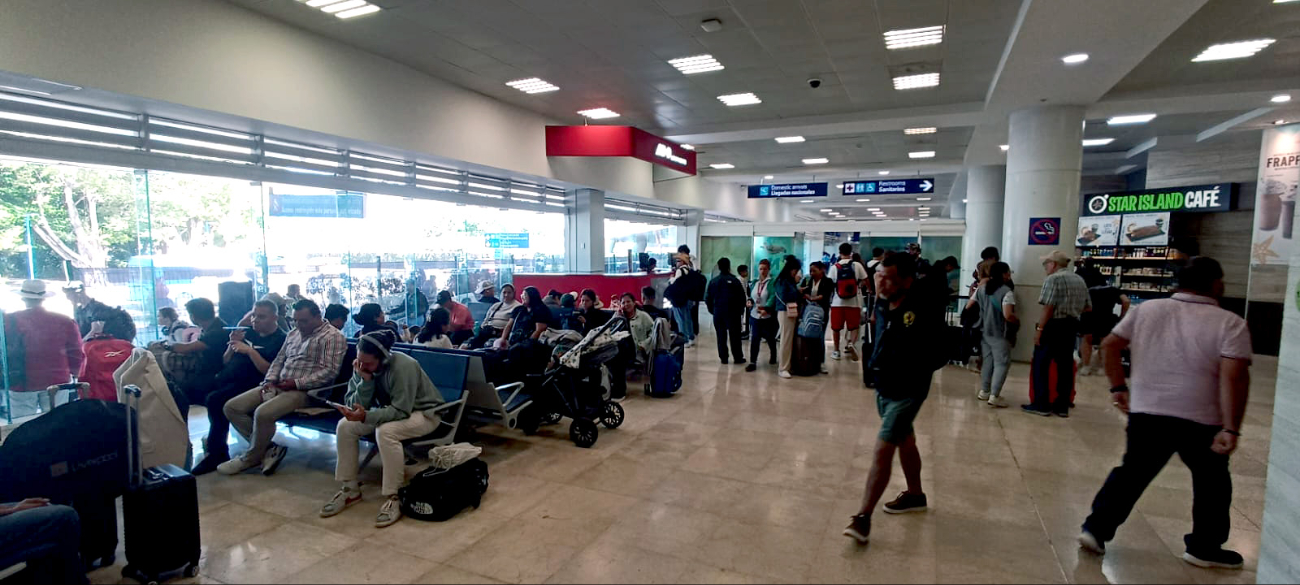 Previo a abordar el avión pasearon por los pasillos de la terminal Previo a abordar el avión pasearon por los pasillos de la terminal
