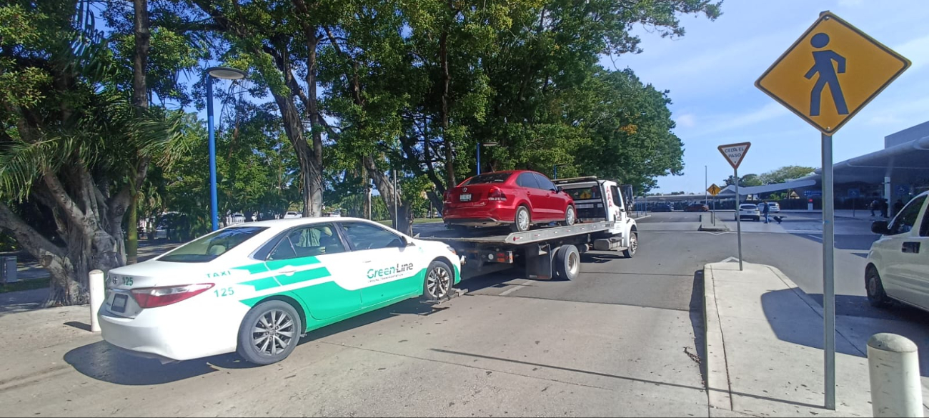 GN manda a dos coches al corralón tras estacionarse  en zona prohibida del aeropuerto de Cancún