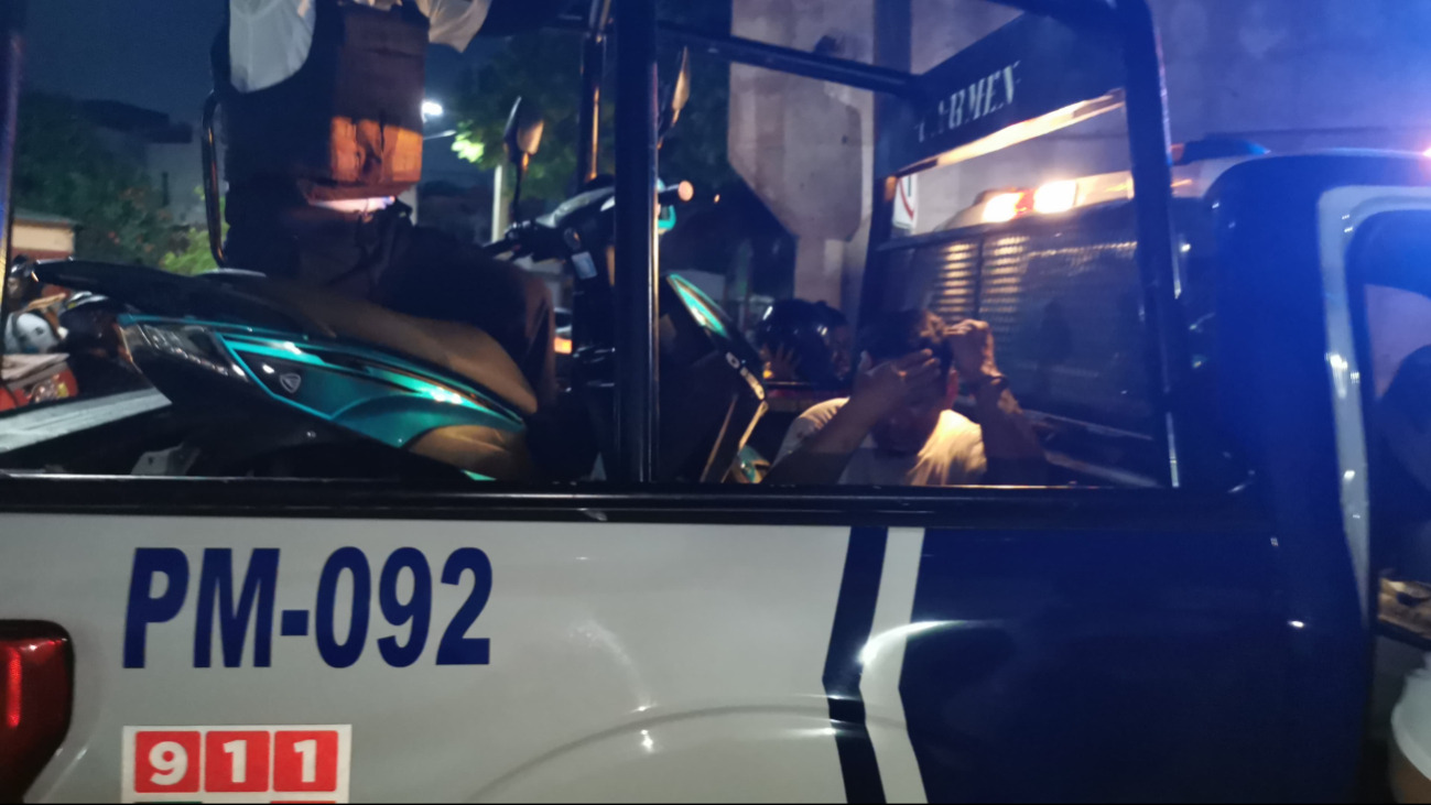 El detenido fue llevado a la fiscalía junto con la motocicleta para el deslinde de responsabilidades El detenido fue llevado a la fiscalía junto con la motocicleta para el deslinde de responsabilidades