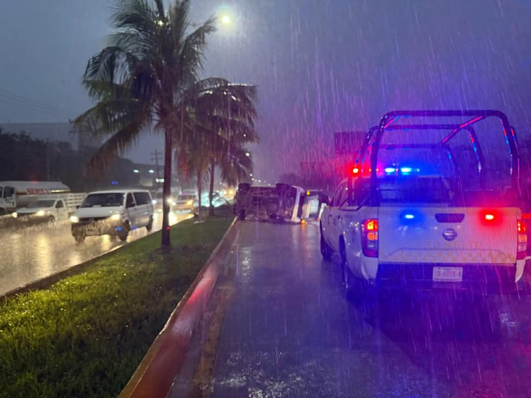En Cancún un auto fue volcado gracias a las lluvias. En Cancún un auto fue volcado gracias a las lluvias.