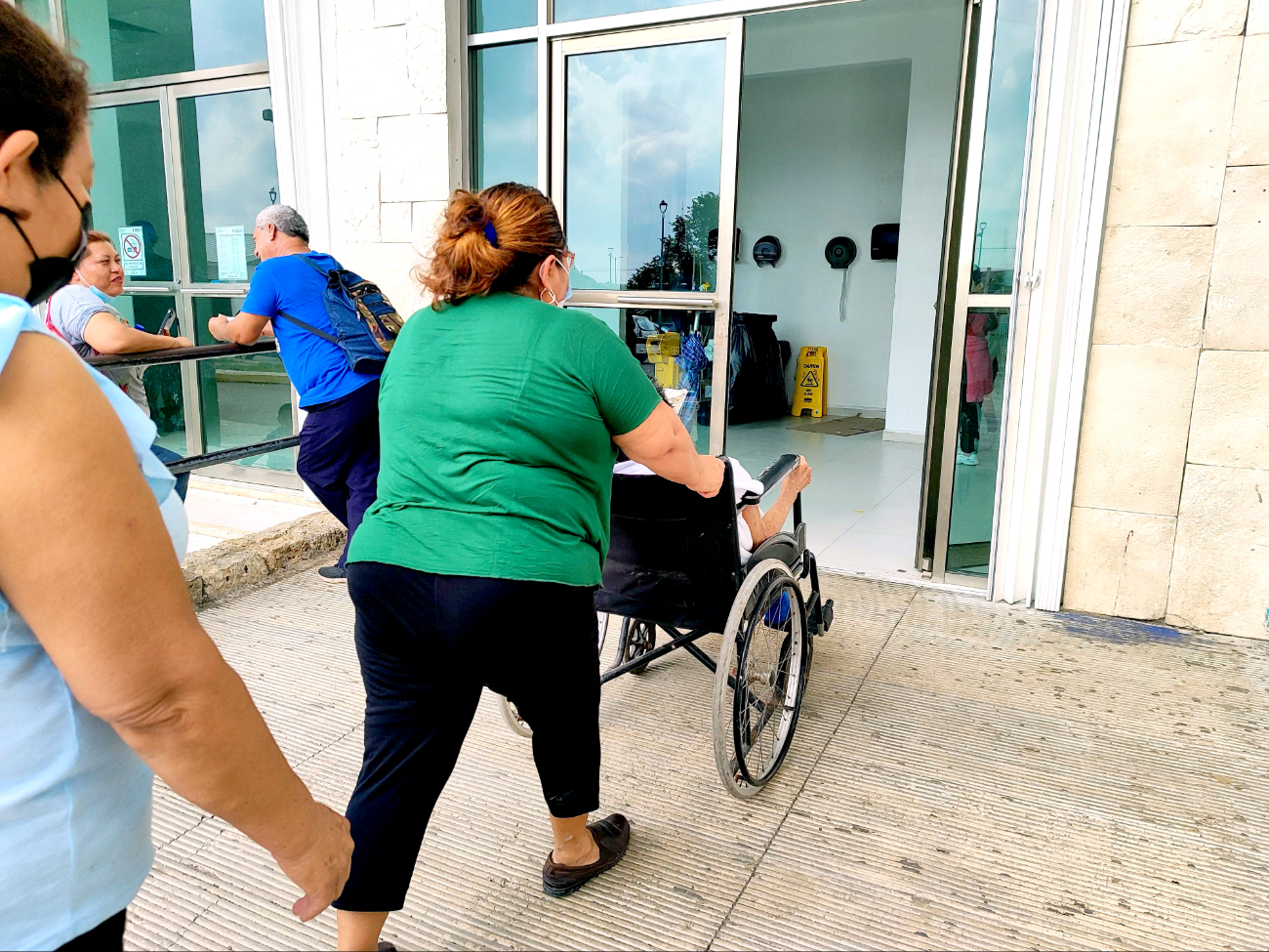 Familiares han reportado la falta de profesionalismo del personas hacia los pacientes Familiares han reportado la falta de profesionalismo del personas hacia los pacientes