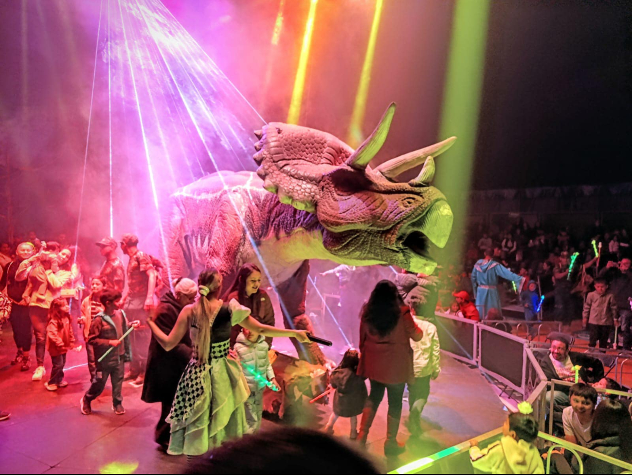La muestra incluye réplicas de dinosaurios y actividades interactivas para toda la familia. La muestra incluye réplicas de dinosaurios y actividades interactivas para toda la familia.