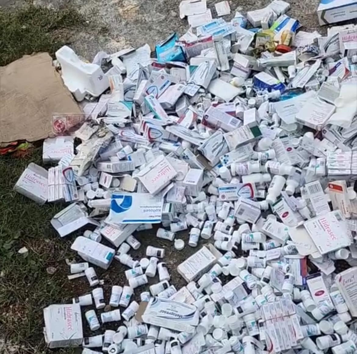 Ciudadanos denuncian lote de medicamentos tirado en área verde de Chetumal