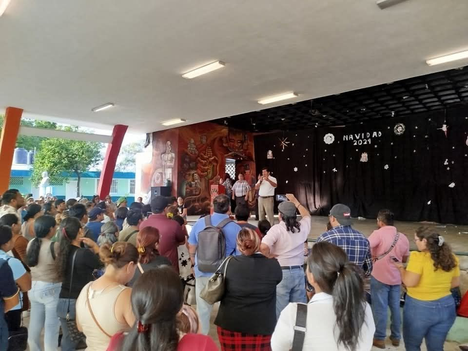 Protesta de padres de familia en la Agustín Vadillo Cicero, porque se puso en riesgo a sus hijos Protesta de padres de familia en la Agustín Vadillo Cicero, porque se puso en riesgo a sus hijos