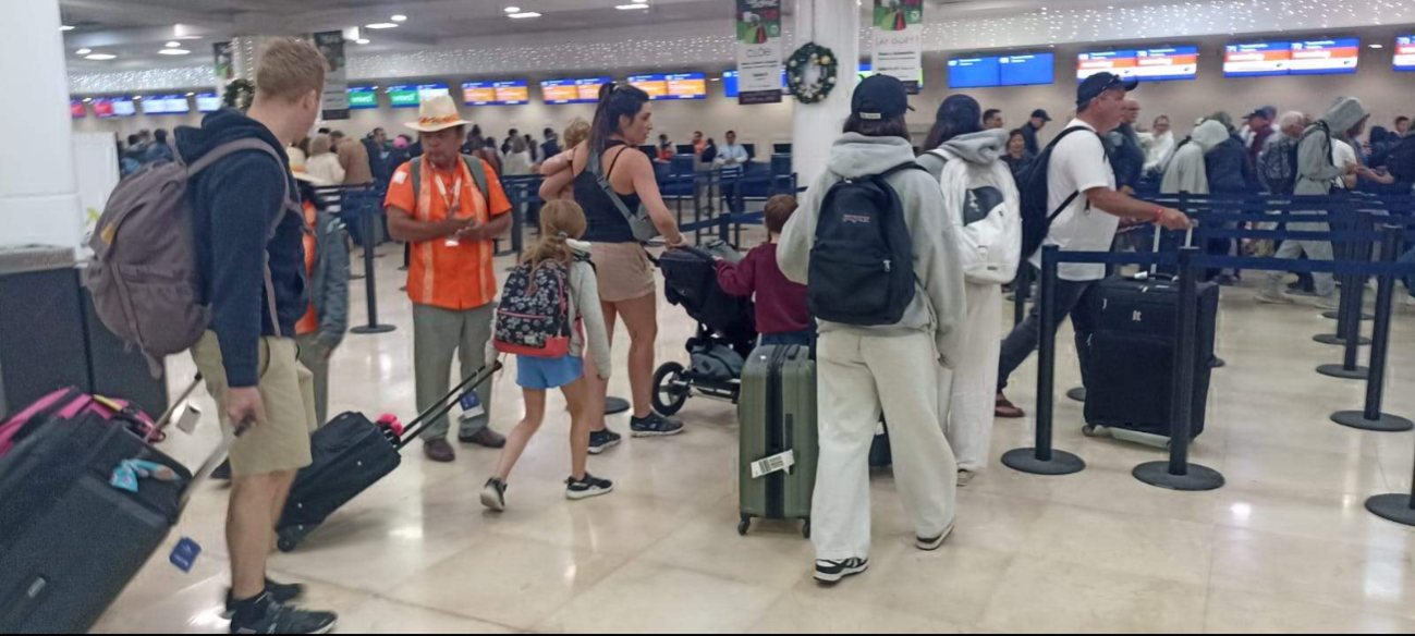 Lento y tedioso: Turistas opinan del servicio de revisión del aeropuerto de Cancún