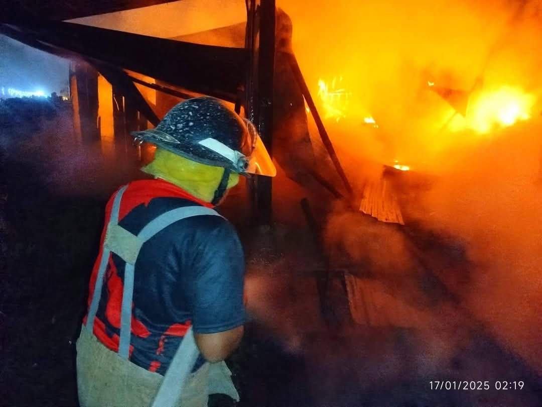 A pesar de los esfuerzos de los bomberos, la casa fue consumida completamente A pesar de los esfuerzos de los bomberos, la casa fue consumida completamente