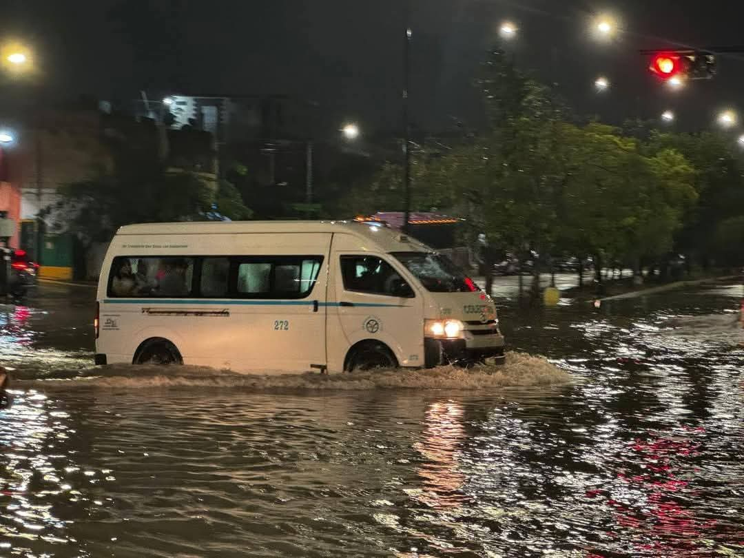 Automovilistas manejaron con más precaución debido a los riesgos de la acumulación del agua Automovilistas manejaron con más precaución debido a los riesgos de la acumulación del agua