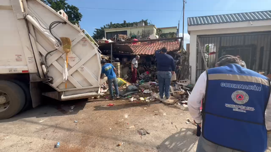 La casa tiene toneladas de basura acumulada a los alrededores La casa tiene toneladas de basura acumulada a los alrededores