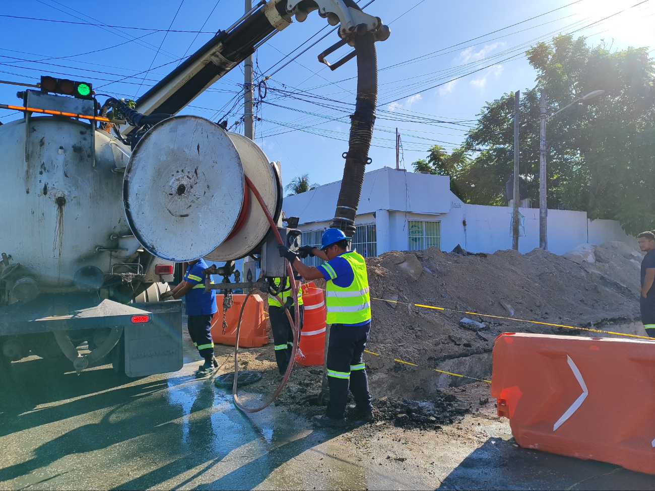 Personal del Ayuntamiento y Aguakan de Cancún reparan el socavón de la Región 92 