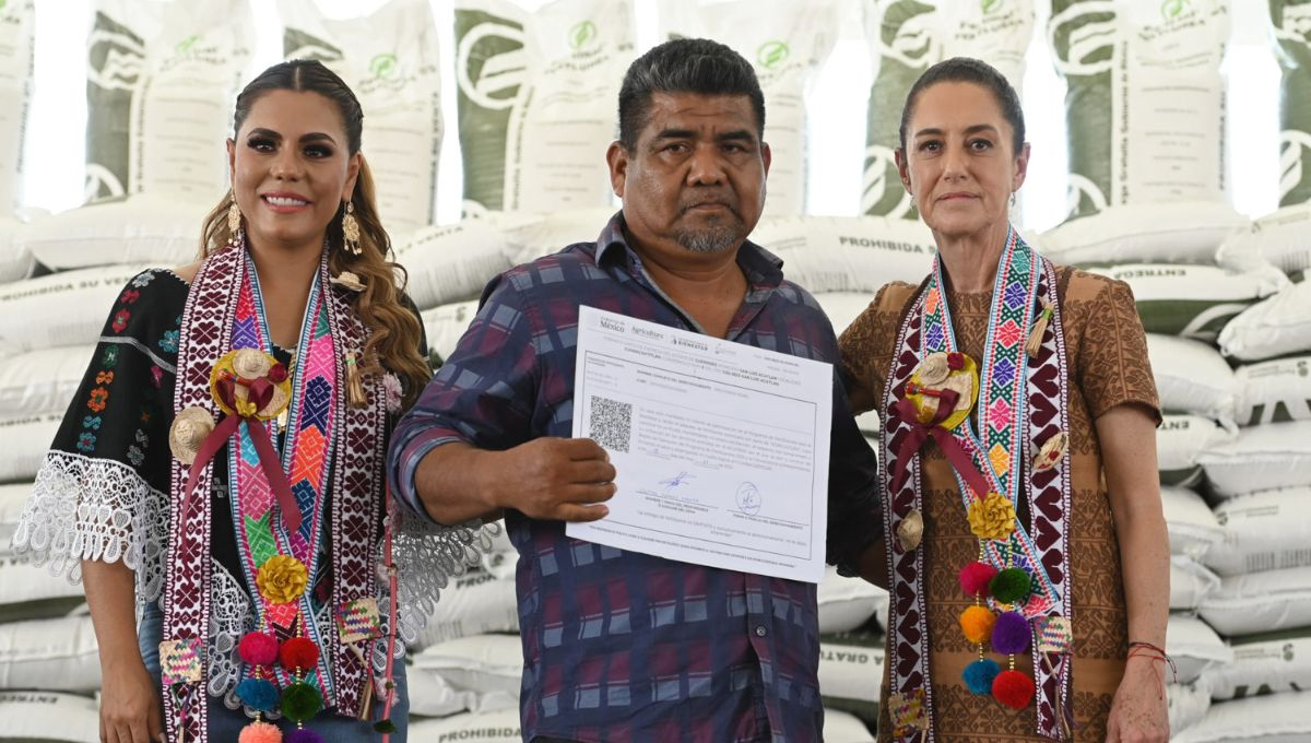 Durante la entrega de fertilizantes la Presidenta de México estuvo acompañada por la gobernadora de Guerrero, Evelyn Salgado Durante la entrega de fertilizantes la Presidenta de México estuvo acompañada por la gobernadora de Guerrero, Evelyn Salgado