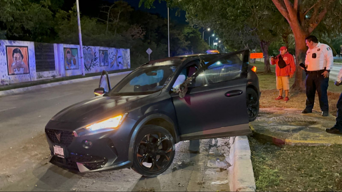 El sujeto huyó dejando objetos de valor en el auto El sujeto huyó dejando objetos de valor en el auto