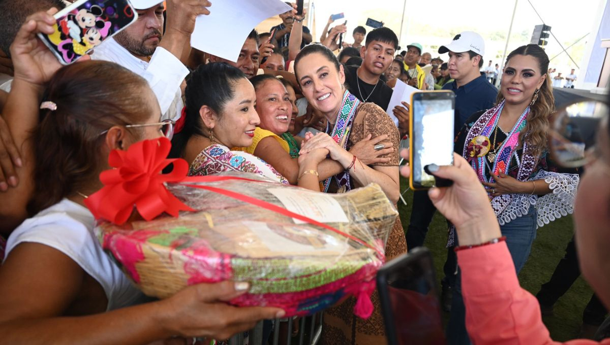 La presidenta de México durante la entrega de fertilizantes en San Luis Acatlán, Guerrero La presidenta de México durante la entrega de fertilizantes en San Luis Acatlán, Guerrero