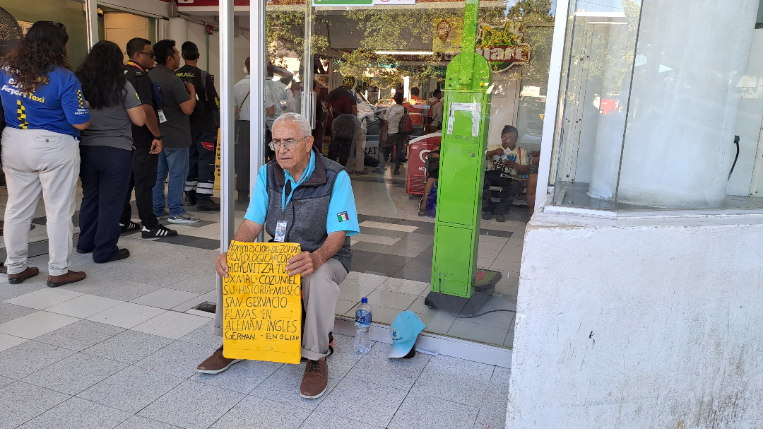 Su cartel amarillo destaca por brindar información sobre diversos destinos y mencionar que habla español, inglés y alemán Su cartel amarillo destaca por brindar información sobre diversos destinos y mencionar que habla español, inglés y alemán