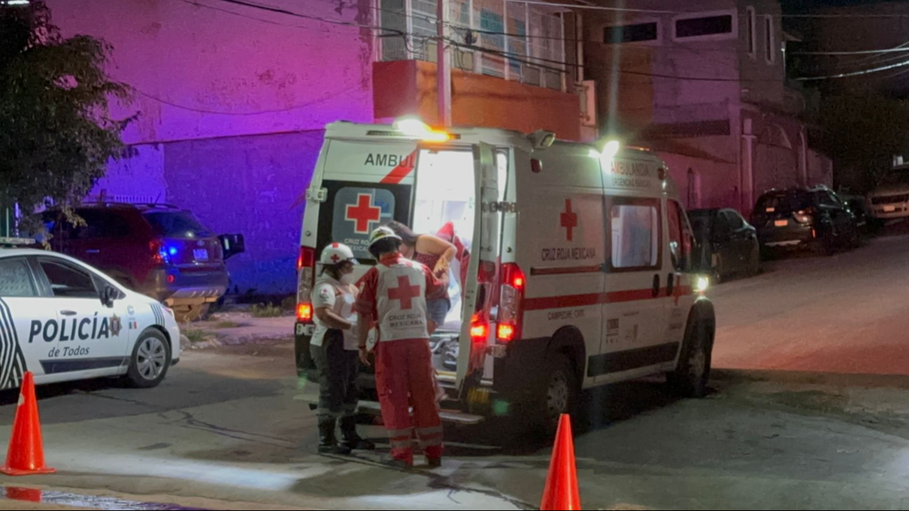 Vecinos alertaron a emergencias; paramédicos y policías acudieron al lugar. Vecinos alertaron a emergencias; paramédicos y policías acudieron al lugar.