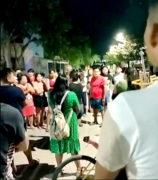 Vecinos intentaron linchar al dueño del perro y matar al animal, pero las autoridades intervinieron Vecinos intentaron linchar al dueño del perro y matar al animal, pero las autoridades intervinieron
