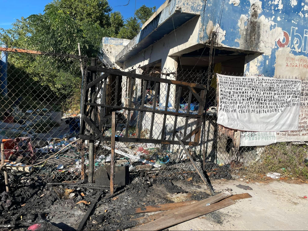 El abuelito señaló que alguien arrojó gasolina para quemar su casa El abuelito señaló que alguien arrojó gasolina para quemar su casa