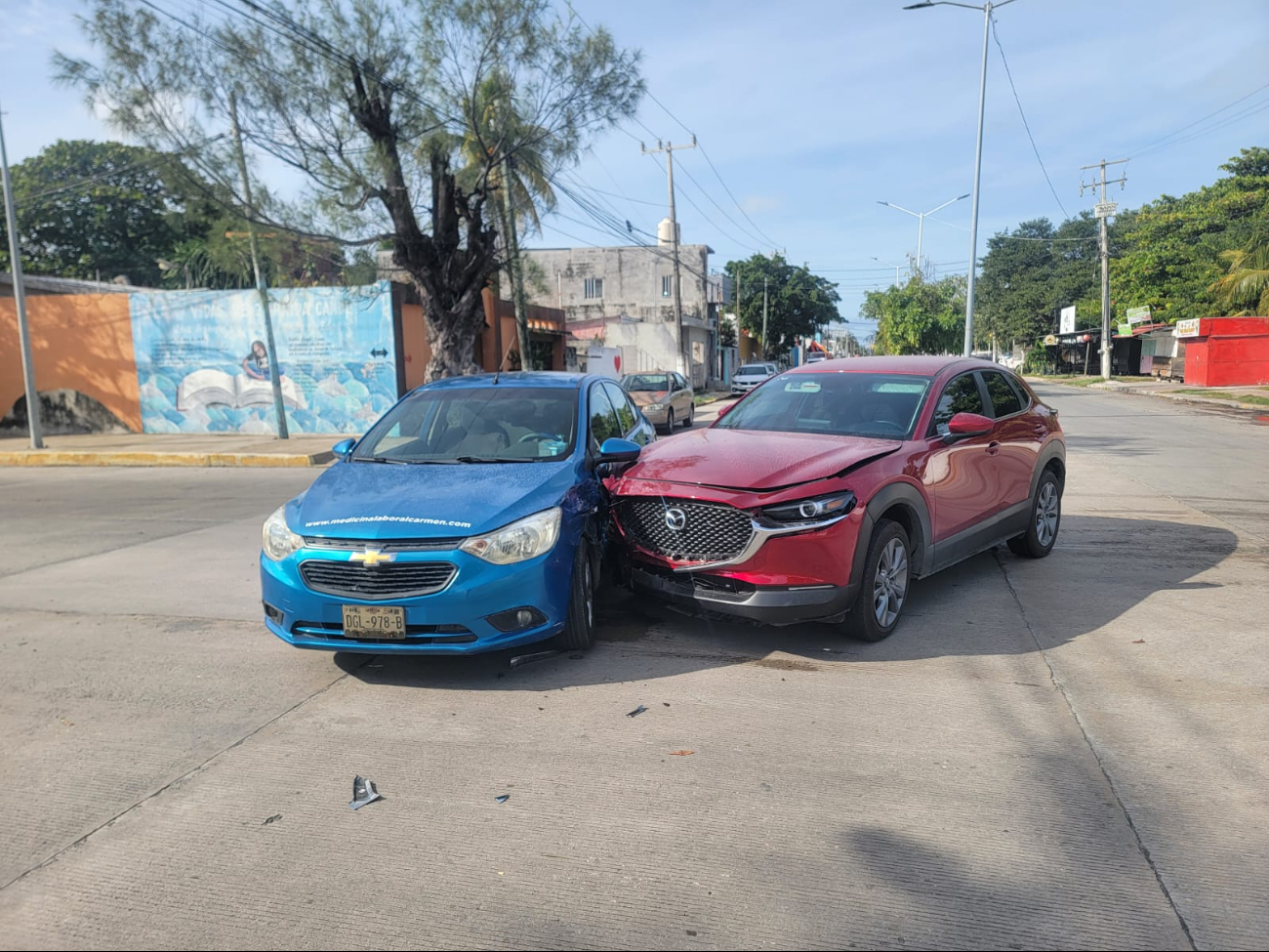 Aparatosa colisión entre dos vehículos frente al panteón nuevo en la Colonia Justo Sierra