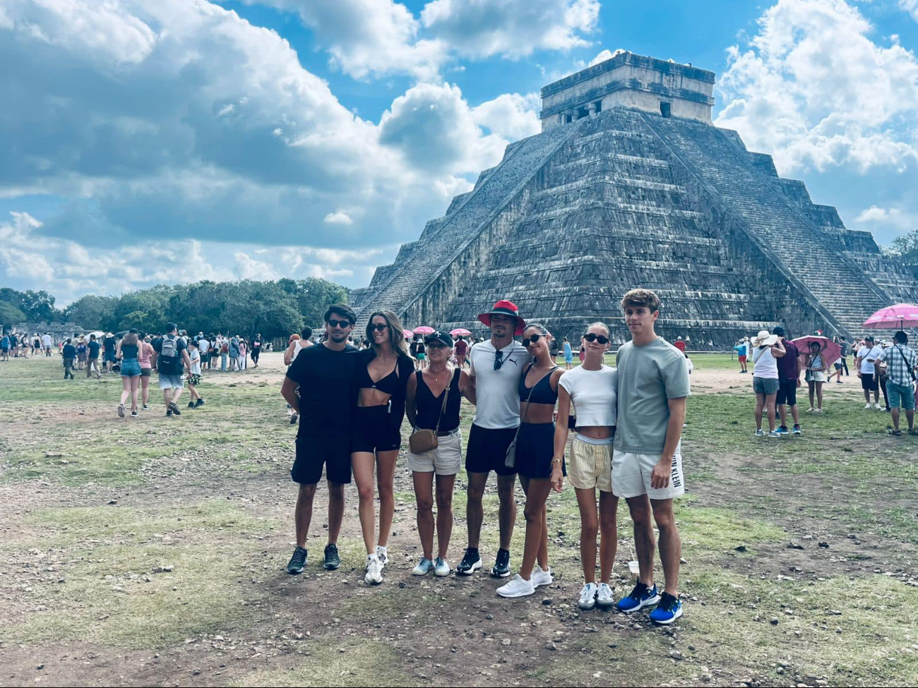Charles Leclerc (de sombrero) estuvo junto a su familia en Chichén Itzá Charles Leclerc (de sombrero) estuvo junto a su familia en Chichén Itzá