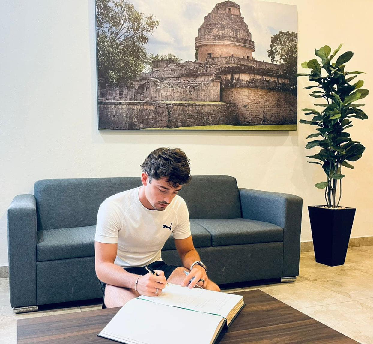 Charles Leclerc firmó el libro de visitantes distinguidos en Chichén Itzá Charles Leclerc firmó el libro de visitantes distinguidos en Chichén Itzá