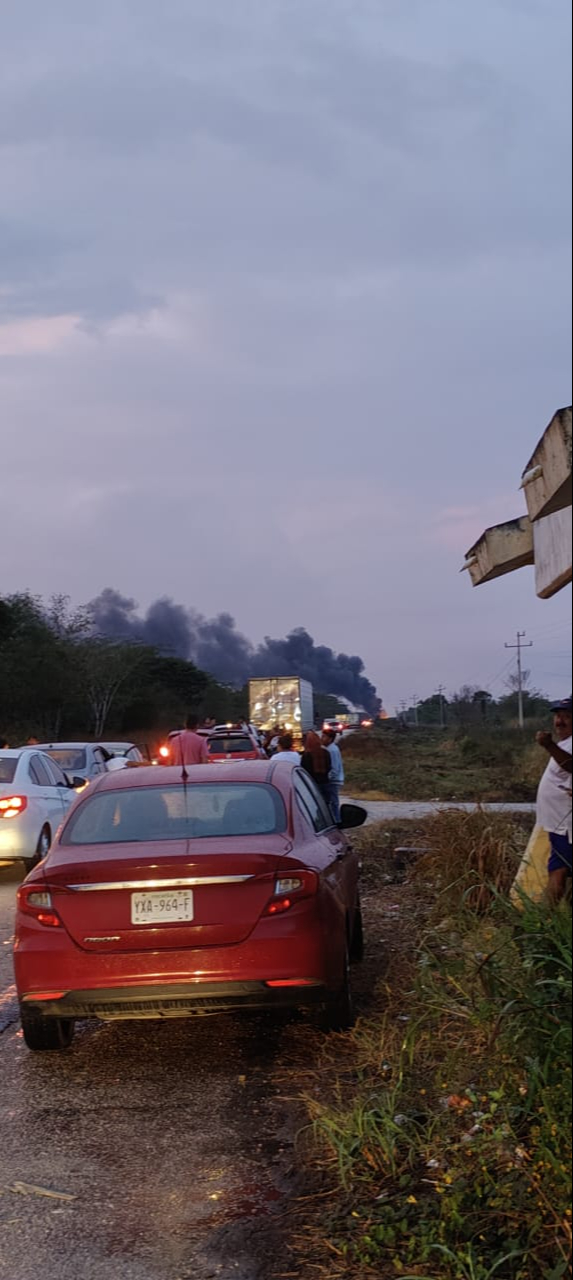 Choque entre un tráiler y una pipa cargada de combustible provoca fuerte incendio