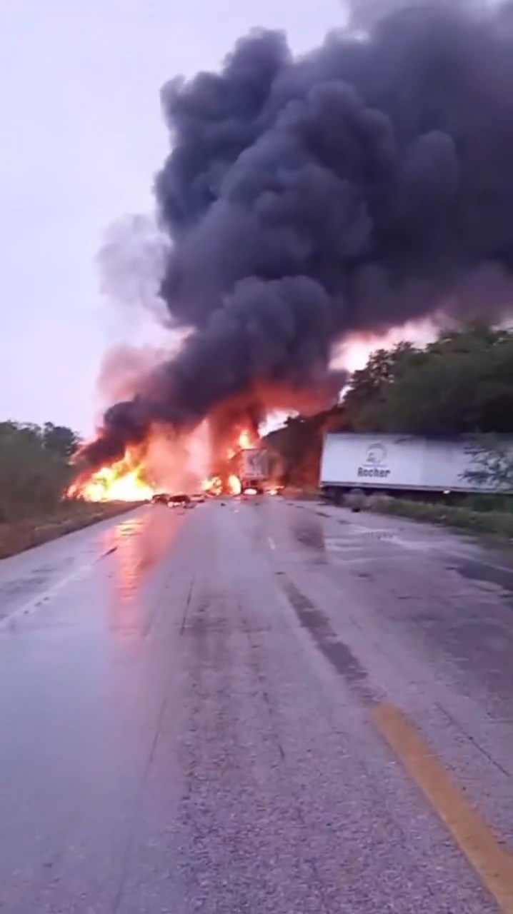 Equipos de socorro, emergencias y salvamento trabajan en el lugar Equipos de socorro, emergencias y salvamento trabajan en el lugar