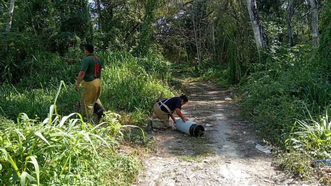 Incendio en lote baldío en Escárcega moviliza a bomberos por fuga en tanque de gas 