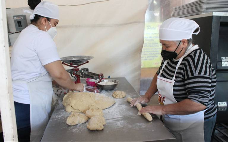 Incluye pasos como activar la levadura, amasar, reposar la masa, decorar con frutas y hornear. Incluye pasos como activar la levadura, amasar, reposar la masa, decorar con frutas y hornear.