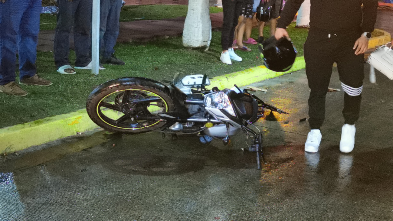 Camioneta atropella a mujer embarazada y su pareja mientras iban en moto en Ciudad del Carmen 