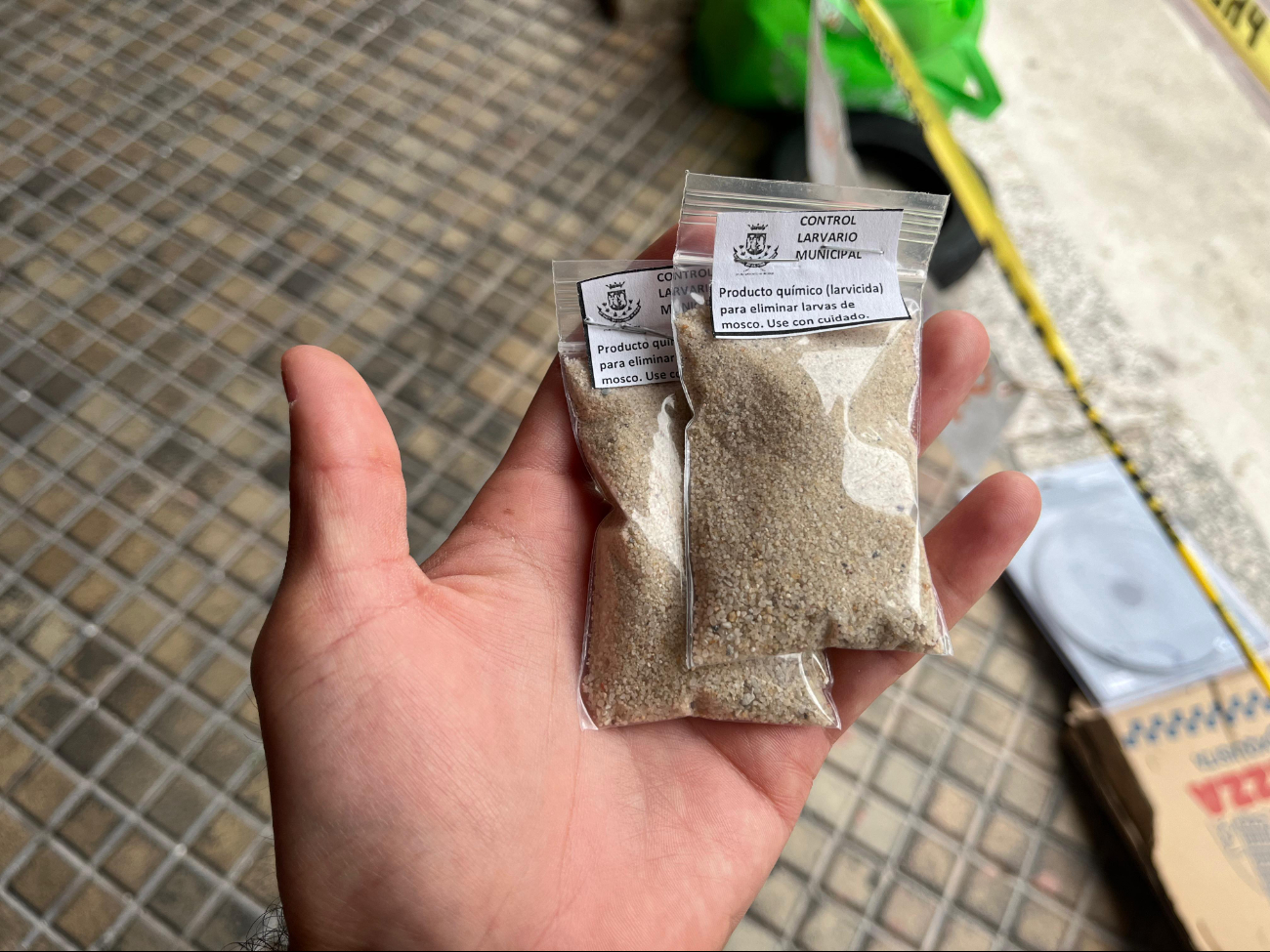 Como parte de la campaña, se realiza la entrega de larvicida, químico que elimina la presencia de larvas de mosquito Como parte de la campaña, se realiza la entrega de larvicida, químico que elimina la presencia de larvas de mosquito