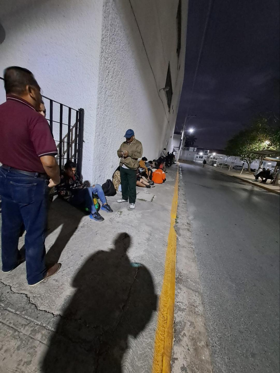 Descubre largas filas formadas antes del amanecer