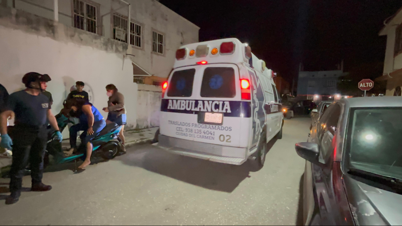Huye conductora luego de atropellar a motociclistas. Huye conductora luego de atropellar a motociclistas.