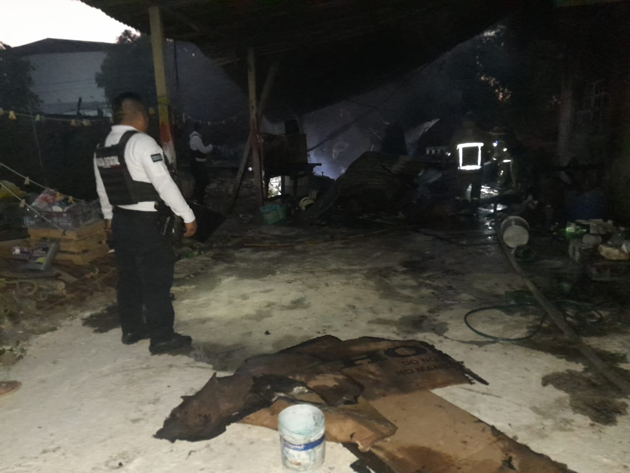 Viento esparce brasas y desata incendio en la cocina de una vivienda en Escárcega