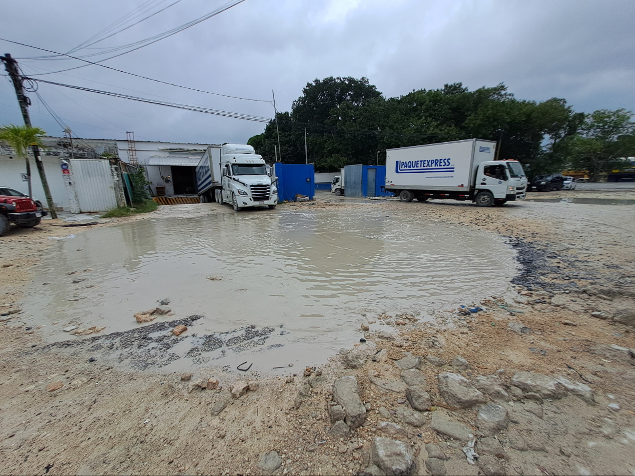 Basura y falta de mantenimiento provocan encharcamientos y desniveles en Cancún