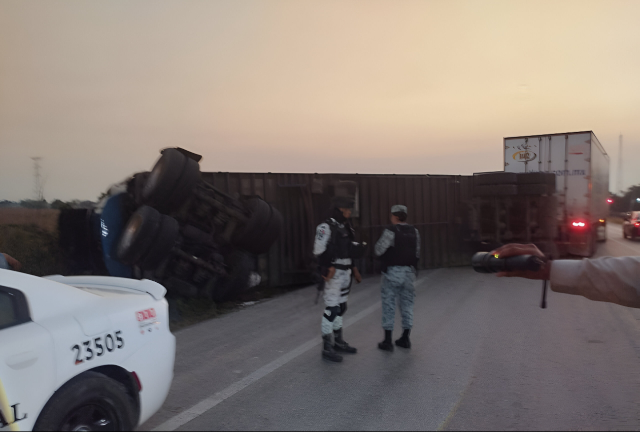 Vuleca tractocamión en la carretera Escárcega–Villahermosa: Guardia Nacional impide rapiña