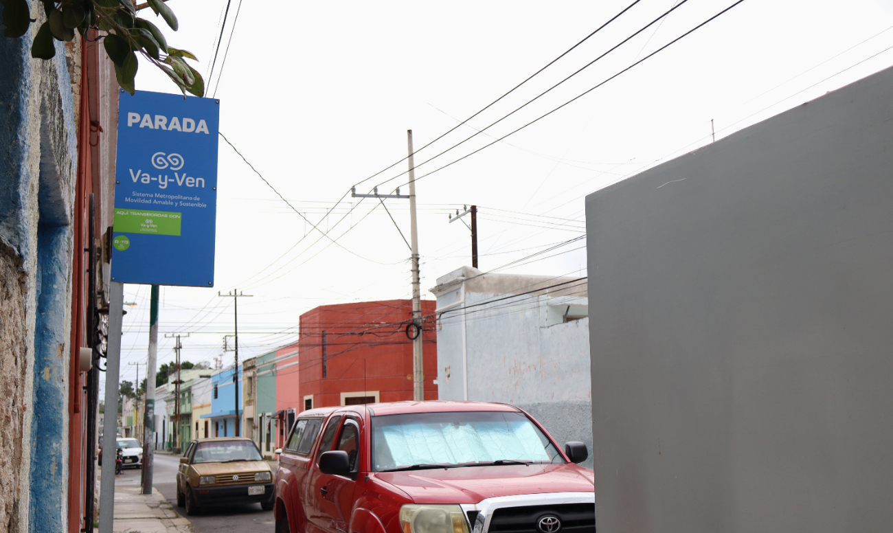 Automovilistas se estacionan en puntos de ascenso y descenso de autobuses del Va y Ven Automovilistas se estacionan en puntos de ascenso y descenso de autobuses del Va y Ven